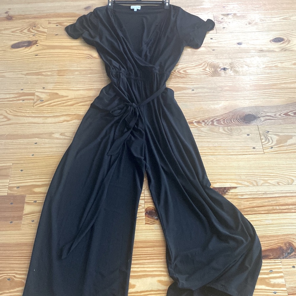 Gibson and Latimer black v-neck jumpsuit. Size L. Elastic waist w/attached belt.